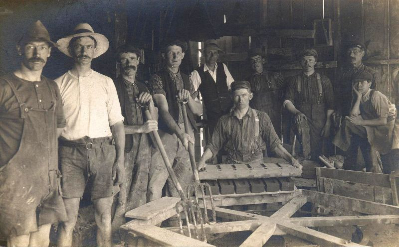 Những người thợ làm gạch trong xưởng của mình. Ảnh: Gt_hawk63.