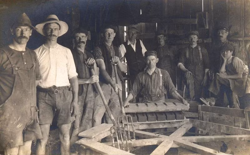 Những người thợ làm gạch trong xưởng của mình. Ảnh: Gt_hawk63.