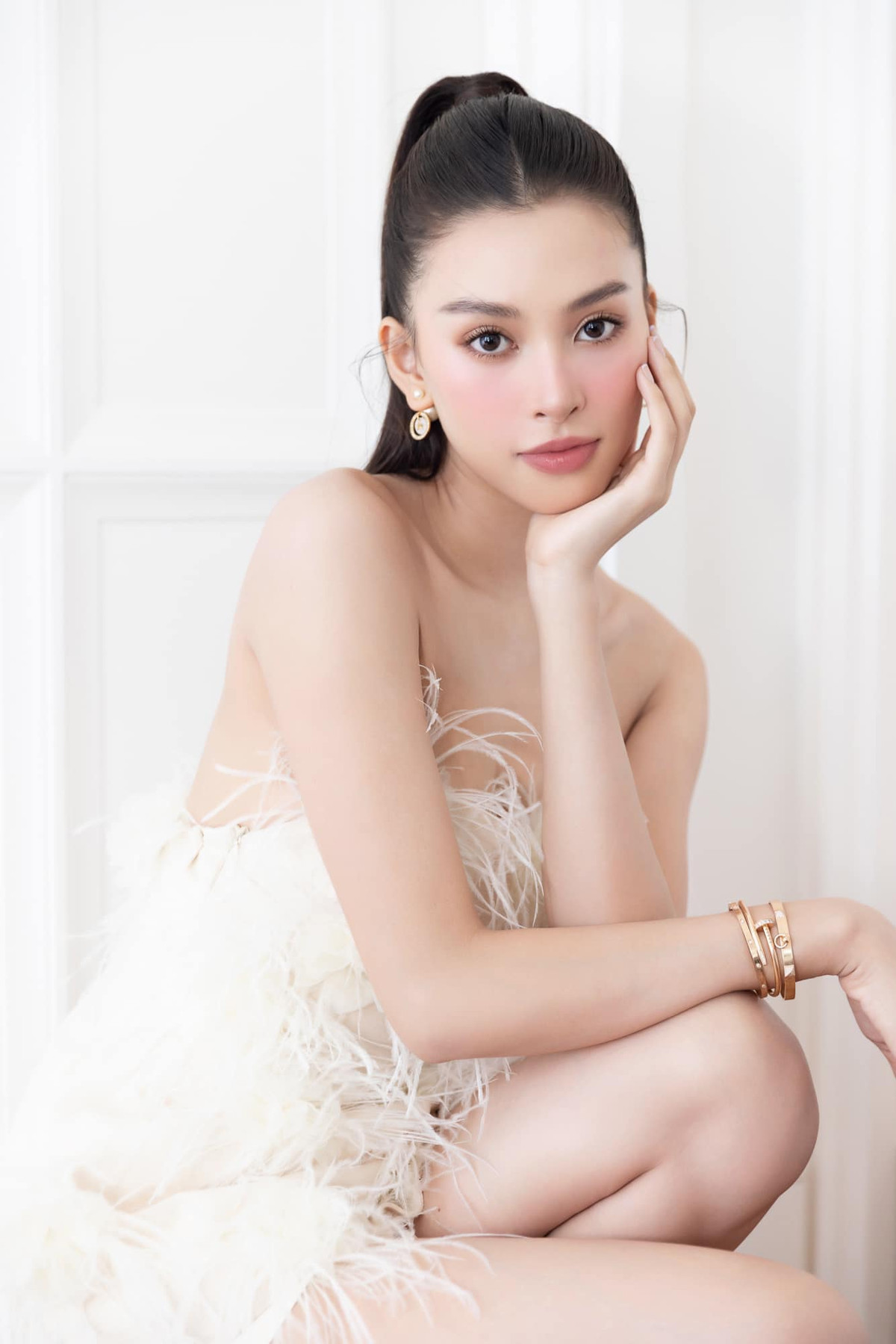 Cận dung nhan đỉnh cao của nàng hậu được khen "đẹp nhất Việt Nam".