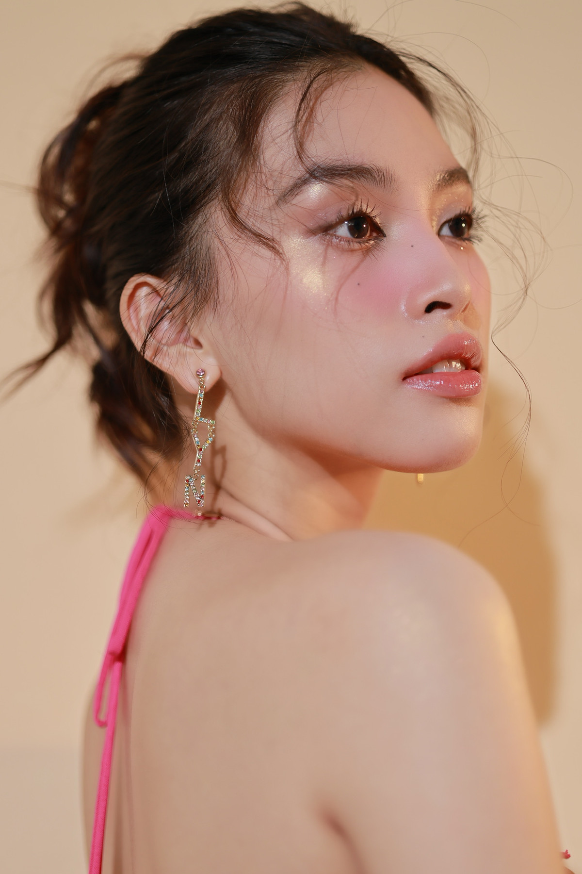 Mới đây, Hoa hậu Việt Nam 2018 Trần Tiểu Vy công bố loạt ảnh mới gây thương nhớ với visual trong veo. Đáng chú ý, bộ ảnh là những bức hình cận cảnh gương mặt ngày càng thanh thoát của nàng hậu đến từ Quảng Nam.