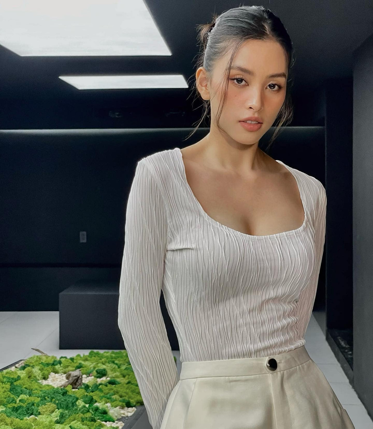 Trần Tiểu Vy đạt danh hiệu Hoa hậu Việt Nam 2018. Cô nàng đại diện Việt Nam tại cuộc thi Hoa hậu Thế giới 2018 và lọt Top 5 Hoa hậu Nhân ái Thế giới 2018.