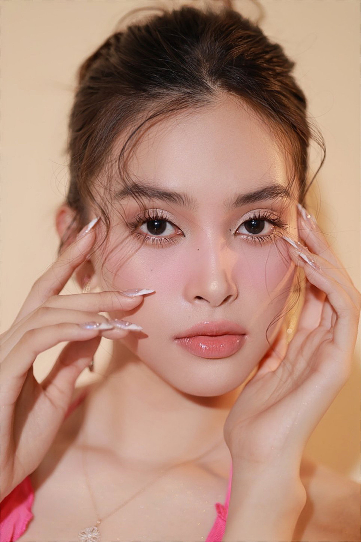 Trước đó, “bà trùm hoa hậu” Phạm Kim Dung dành lời khen cho Tiểu Vy, cho rằng mỹ nhân gốc Quảng Nam là nàng hậu sở hữu nhan sắc “ngàn năm có một".