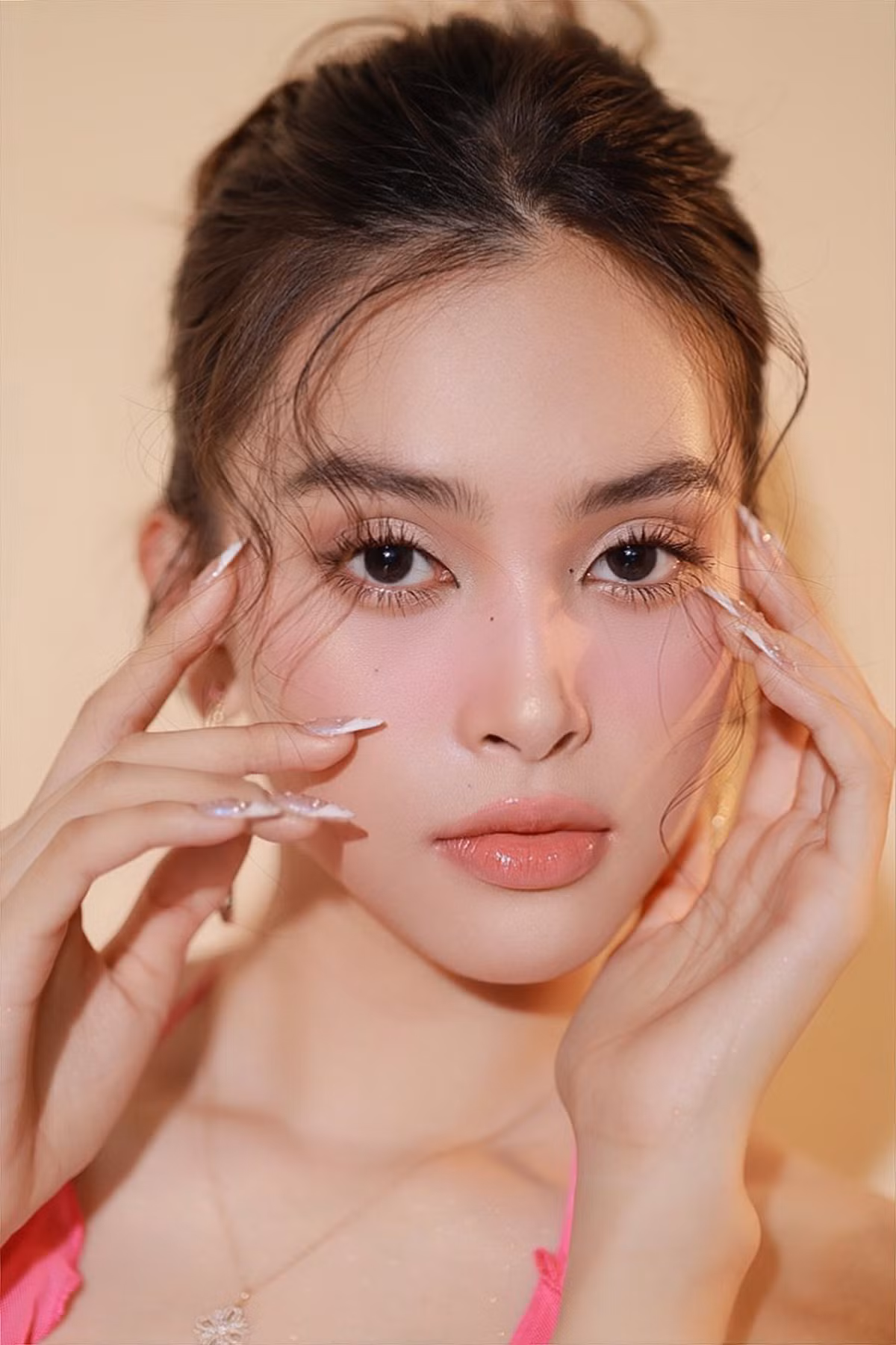 Trước đó, “bà trùm hoa hậu” Phạm Kim Dung dành lời khen cho Tiểu Vy, cho rằng mỹ nhân gốc Quảng Nam là nàng hậu sở hữu nhan sắc “ngàn năm có một".