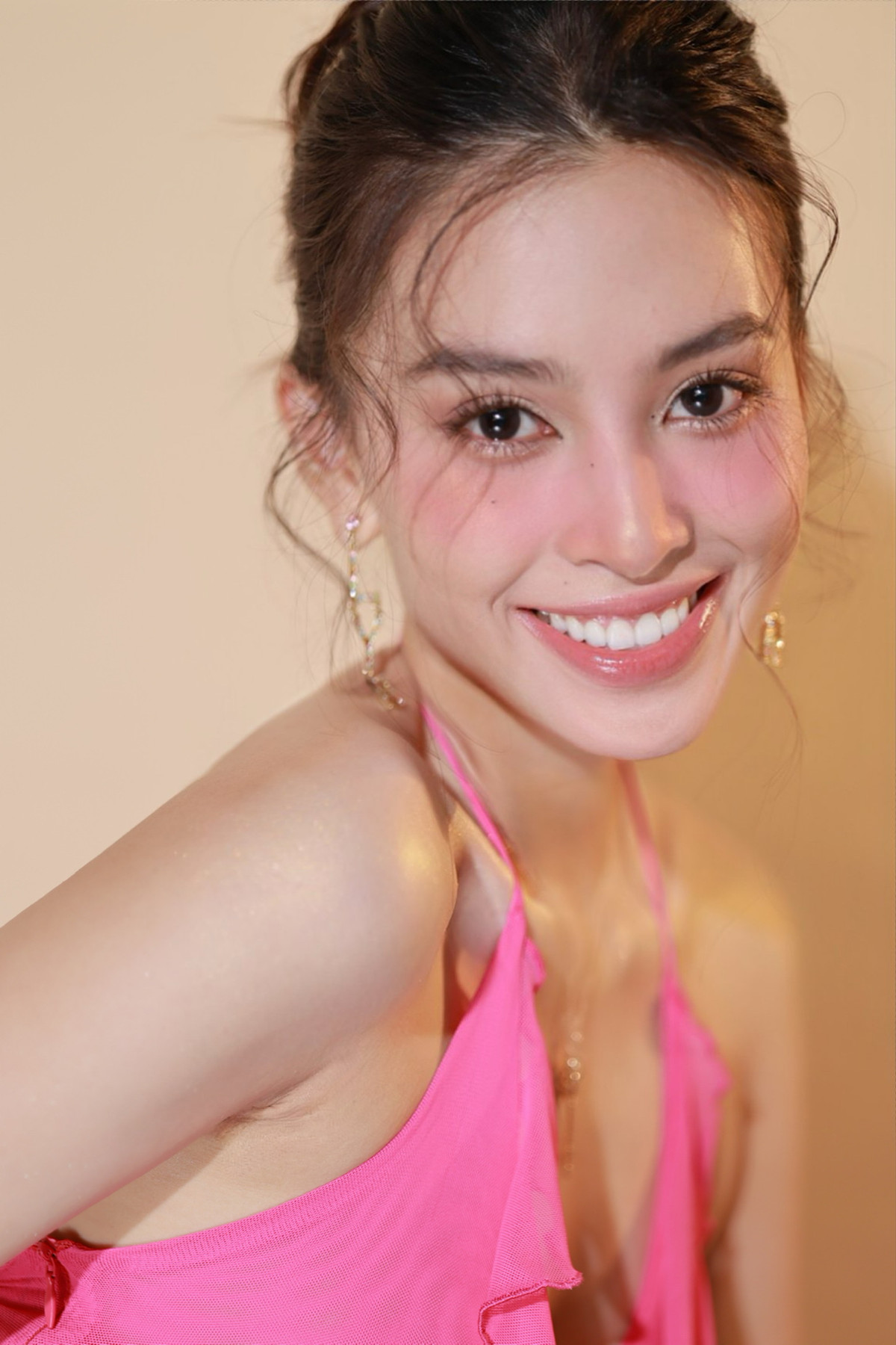 Trong loạt ảnh, Hoa hậu Tiểu Vy thể hiện thần thái sắc lẹm, chứng minh danh xưng "mỹ nhân của năm" là sinh ra cho cô nàng.