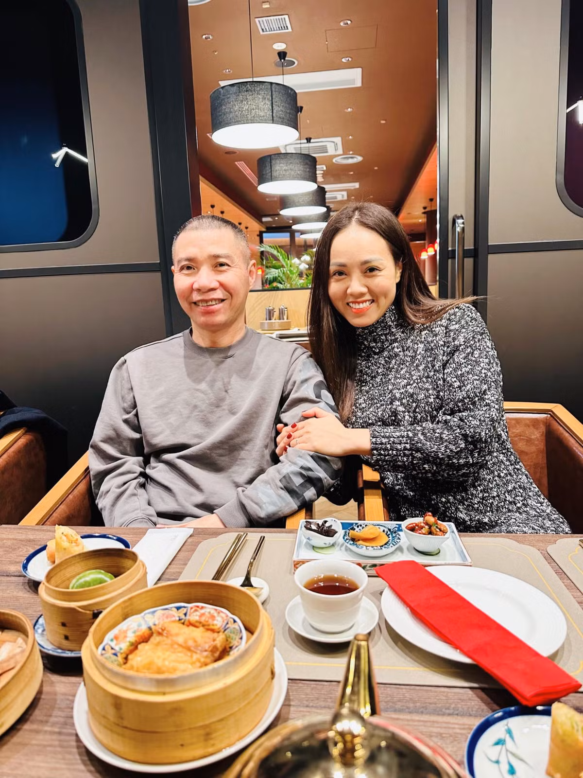 Vợ Công Lý bảy tỏ, cô lực bất tòng tâm chỉ ở bên chăm sóc, chứ không thể gánh bệnh thay chồng. Đặc biệt, Ngọc Hà còn tiết lộ, thời gian qua Công Lý tiếp tục gặp sự cố sức khỏe: "Người ta nói, qua cơn bĩ cực tới hồi thái lai. Mới tháng 8 vừa qua, anh Lý lại ốm, lại sốt giật, zona thần kinh rất nặng phải cấp cứu. Và ai là người chăm sóc? Và đau đớn cũng mình anh Lý chịu đựng mà cố gắng".