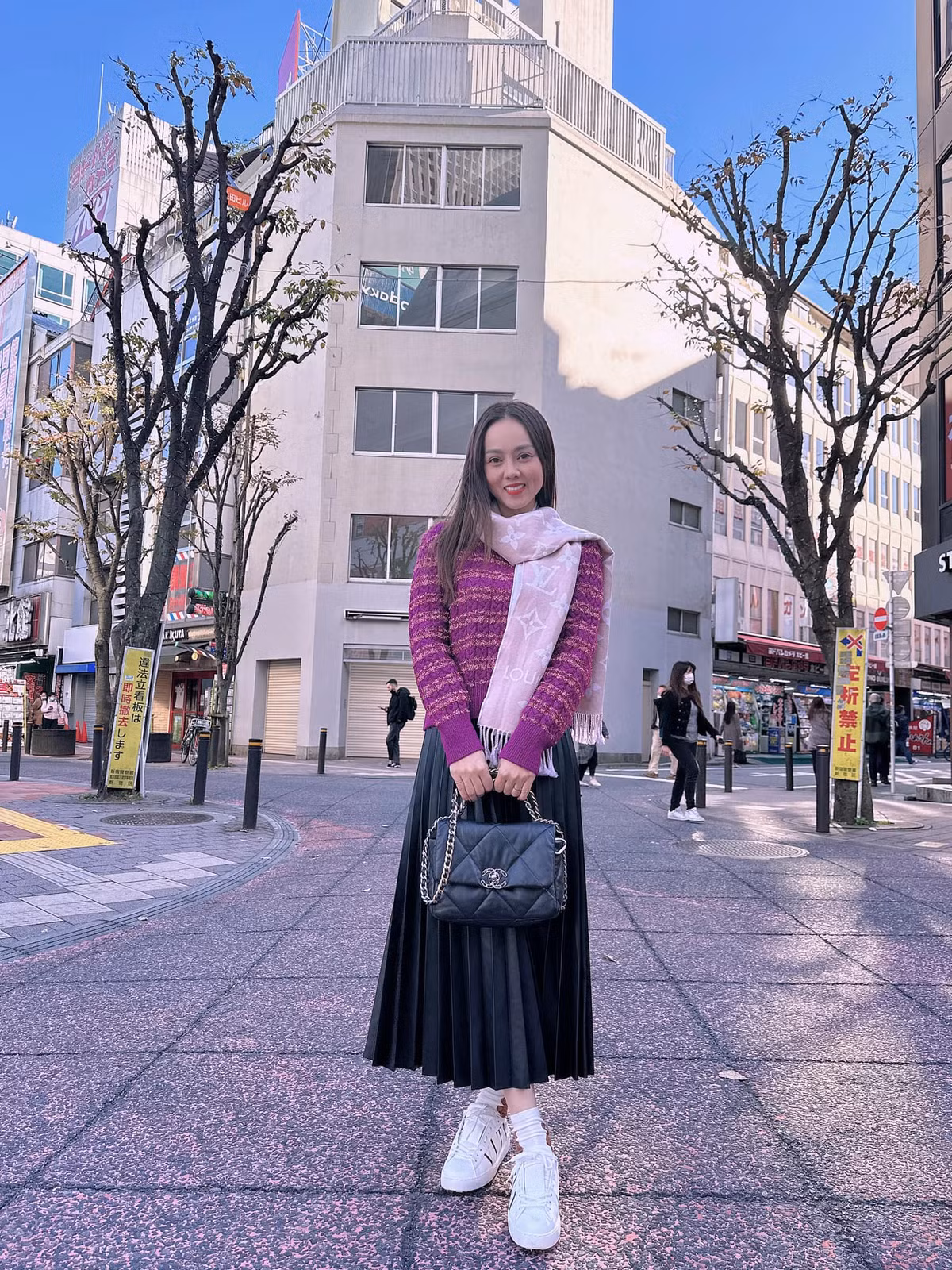  Vợ Công Lý chia sẻ: "Anh Lý đột quỵ, anh Lý ốm gần 2 năm. Người khổ tâm đầu tiên là anh Lý. Anh ấy đang sống những ngày khổ tâm, dày vò và bất hạnh. Một nghệ sĩ diễn xuất từ hình thể đến đài từ. Vậy mà nhìn xem, hãy nhìn anh Lý đang trải qua những điều gì vậy? Đến một người dưng gặp ở sân bay họ còn xót xa. Trên TikTok có người gặp ở Nhật quay clip, đăng lên mạng xã hội, một người dưng họ còn thương. Nói gì những người 'đã từng'".