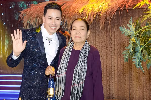 Hoc tro Ngoc Son tang qua xuc dong cho dang sinh thanh