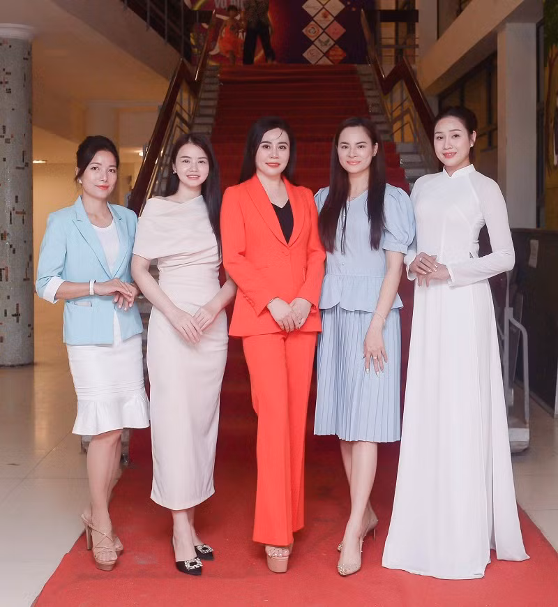 HH Phan Kim Oanh, A hau Sao Mai trao qua trung thu cho tre em