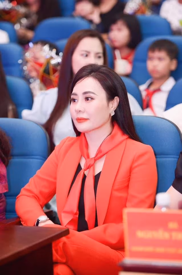 HH Phan Kim Oanh, A hau Sao Mai trao qua trung thu cho tre em-Hinh-3