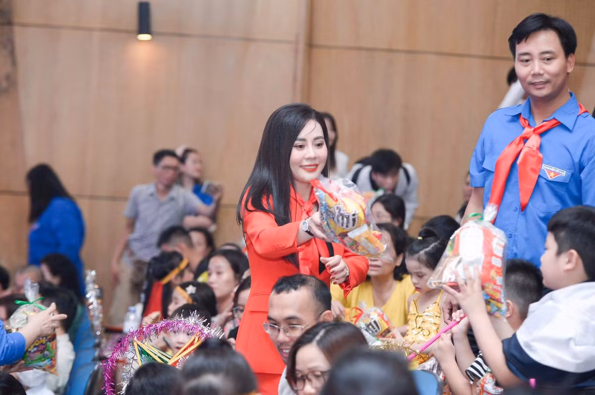 HH Phan Kim Oanh, A hau Sao Mai trao qua trung thu cho tre em-Hinh-2