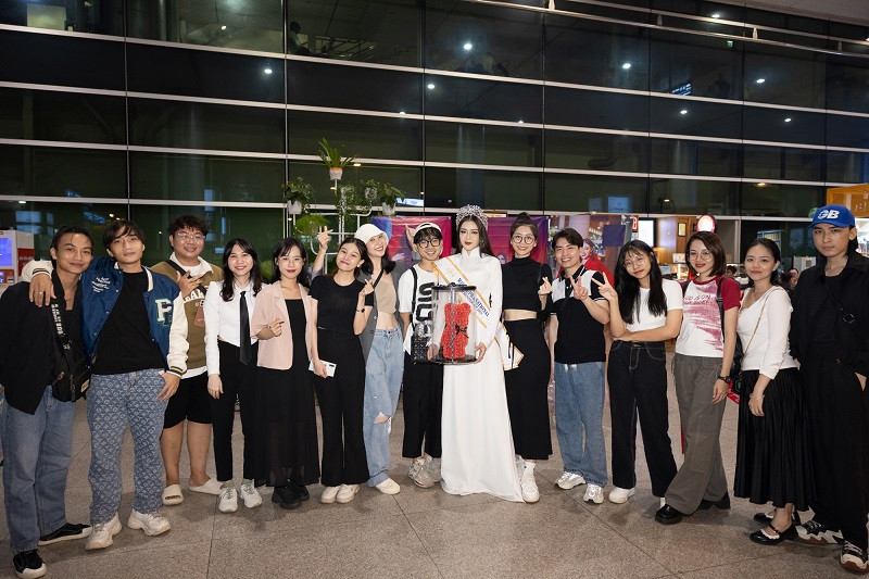 Đặng Thanh Ngân từng tham gia khoá đào tạo diễn viên sân khấu chuyên nghiệp tại Sân khấu Kịch Hồng Vân trong 3 năm và theo đuổi sự nghiệp diễn xuất.