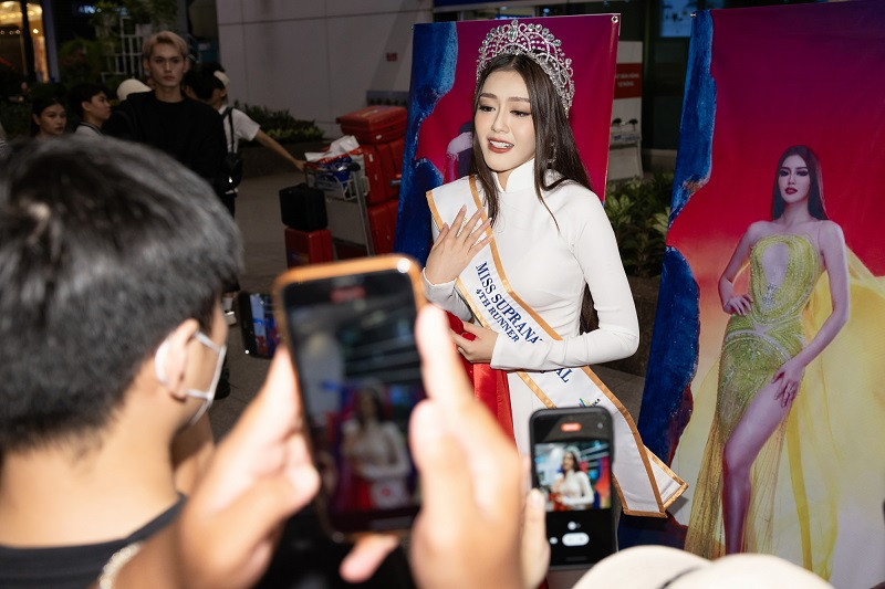 Đặng Thanh Ngân sinh năm 1999 tại Sóc Trăng. Cô sở hữu chiều cao 1m75, cân nặng 55kg, chỉ số ba vòng 85-60-95 cm.