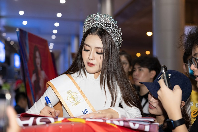 Đặng Thanh Ngân là Á hậu 2 Hoa hậu Đại dương 2017, Hoa khôi Sinh viên thanh lịch thành phố Cần Thơ 2017, là “Ngôi sao danh vọng - Leading Stars 2018”.