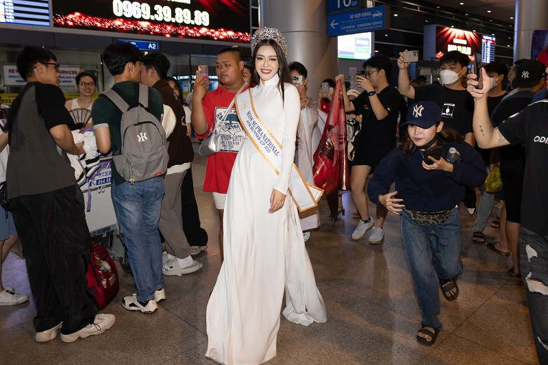 Tối qua (17/7), Đặng Thanh Ngân đã đáp chuyến bay muộn về đến sân bay Tân Sơn Nhất sau 3 tuần tham dự và đạt danh hiệu á hậu 4 tại cuộc thi Hoa hậu Siêu quốc gia 2023.
