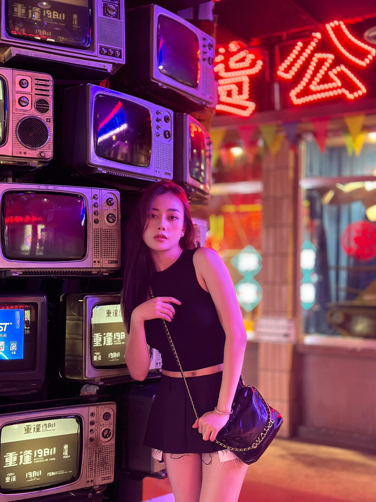 Nữ diễn viên còn để lộ vòng eo thon cùng đôi chân dài nuột nà.