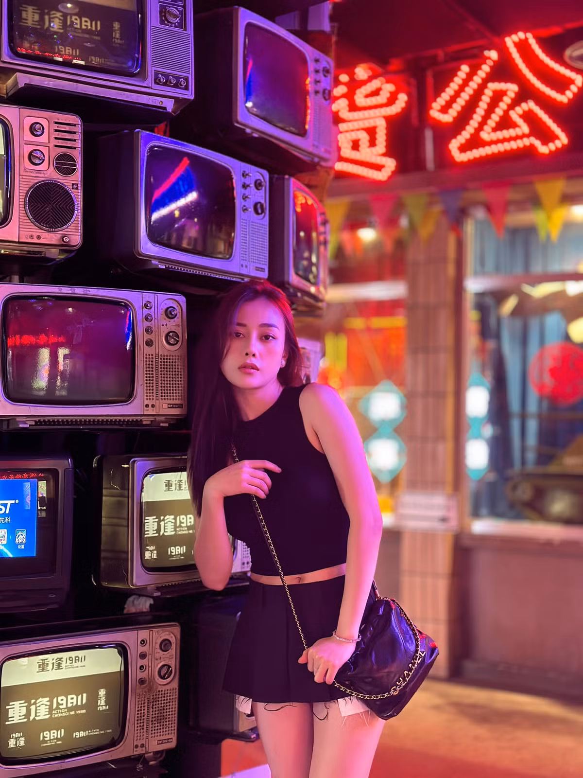 Nữ diễn viên còn để lộ vòng eo thon cùng đôi chân dài nuột nà.