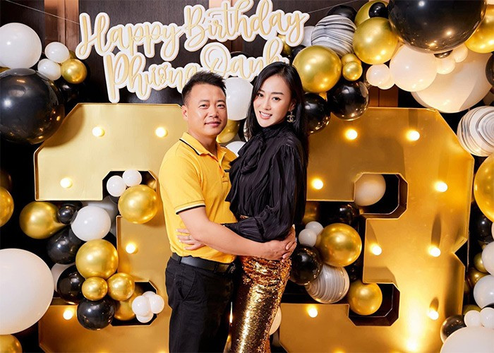 Phương Oanh và Shark Bình thừa nhận hẹn hò năm 2022. Thời điểm đó, chuyện tình của cặp đôi gây tranh cãi khi Shark Bình chưa chính thức ly hôn vợ.