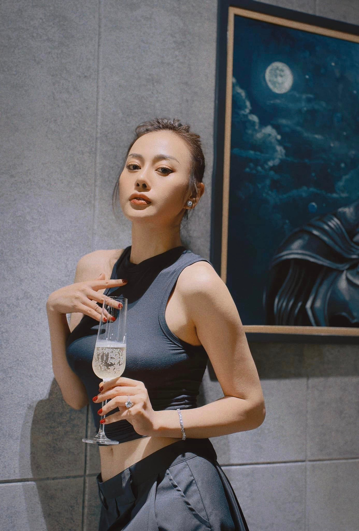 Cận cảnh vòng eo nhỏ nhắn của Phương Oanh.