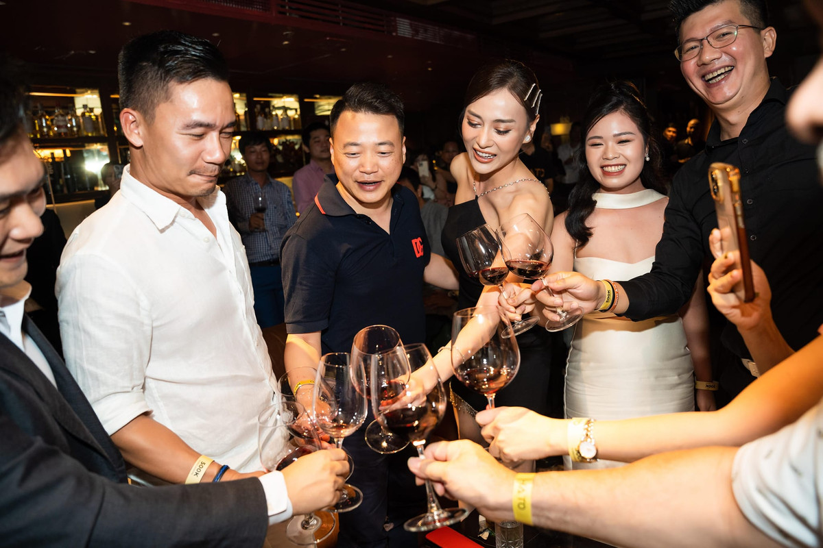 Không chỉ bày tỏ tình cảm với Phương Oanh trước mặt bạn bè, nam doanh nhân còn gọi bạn gái là "ý trung nhân".