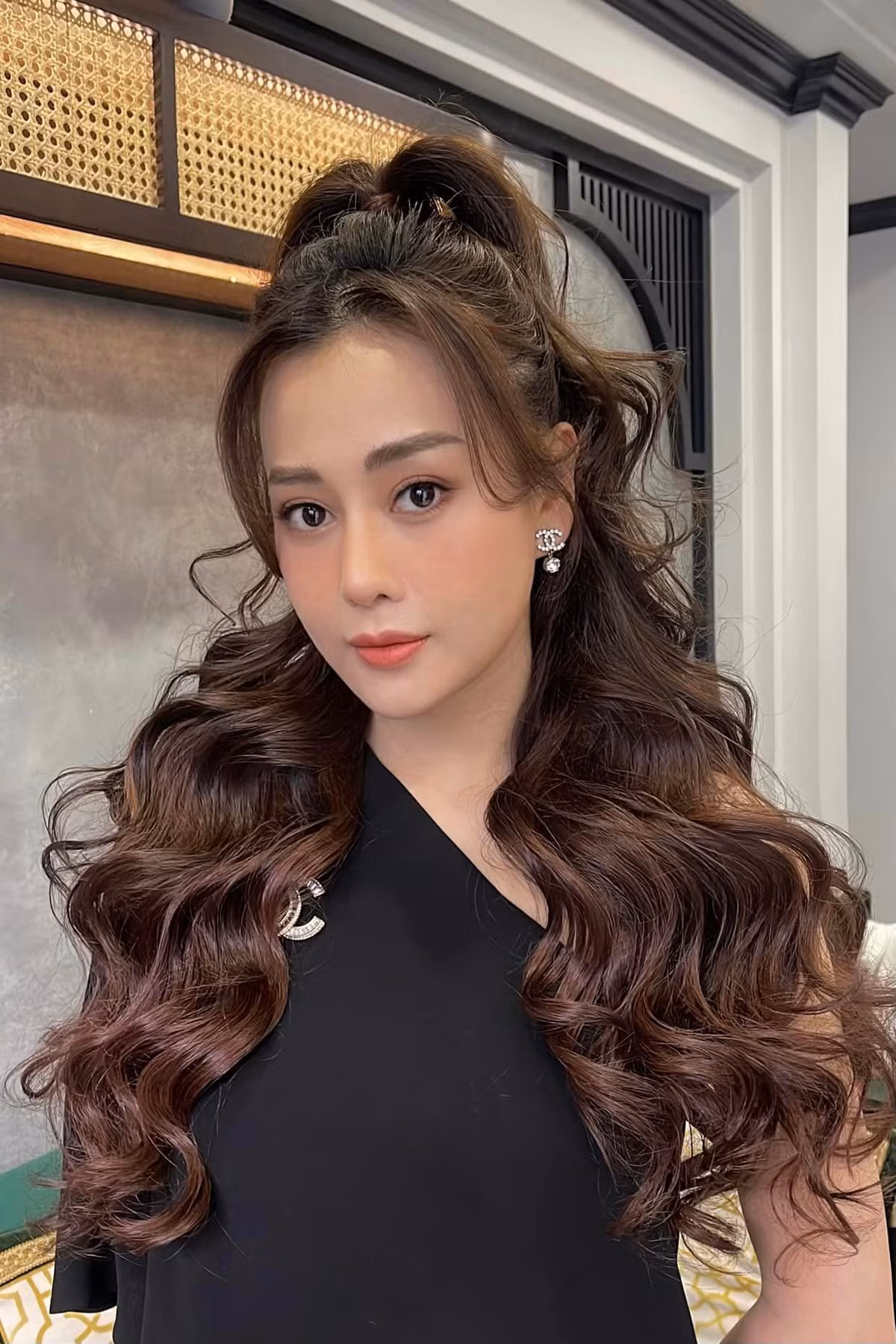 Tuy vậy, có thể nữ diễn viên bị trang phục "dìm dáng" khi lựa chọn mẫu váy giấu vòng hai.