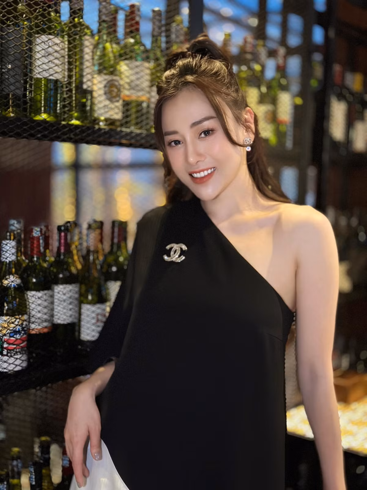 Phuong Oanh bi soi vong hai bat thuong trong loat anh moi?