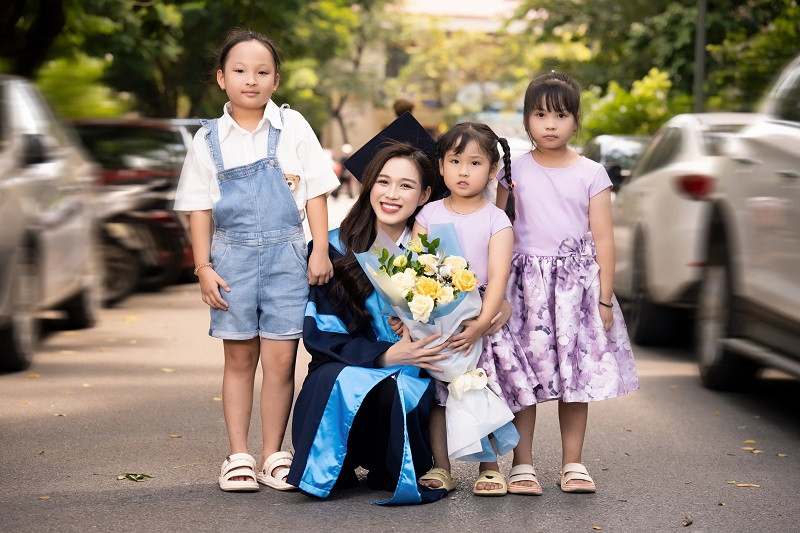 “Thông qua việc làm đẹp, tôi có thể tạo ra tác động tích cực đến cuộc sống của những người xung quanh. Tôi mong muốn giúp họ cảm thấy tự tin hơn trong cuộc sống khi họ đẹp lên và từ đó sẽ tạo ra những trải nghiệm đáng nhớ. Cuộc sống là một hành trình liên tục thách thức bản thân. Việc thử sức trong ngành làm đẹp là một cơ hội để tôi phát triển kỹ năng, vượt qua những khó khăn và đạt được những mục tiêu mới”, Đỗ Hà cho biết.