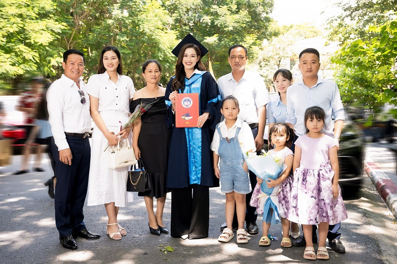 Được biết Hoa hậu Đỗ Thị Hà là con gái út trong gia đình. Theo bố mẹ nàng hậu, cô luôn làm việc nhà và hết mực chăm sóc các thành viên ở trong gia đình. Dù tất bật với công việc và lịch học trên lớp, người đẹp vẫn cố gắng thu xếp thời gian để về Thanh Hóa thăm gia đình. Khi đang thực hiện nhiệm kỳ của một tân hoa hậu, cô đã nhận được sự ủng hộ nồng nhiệt từ gia đình, người thân để hoàn thành tốt những công việc, dự án thiện nguyện.