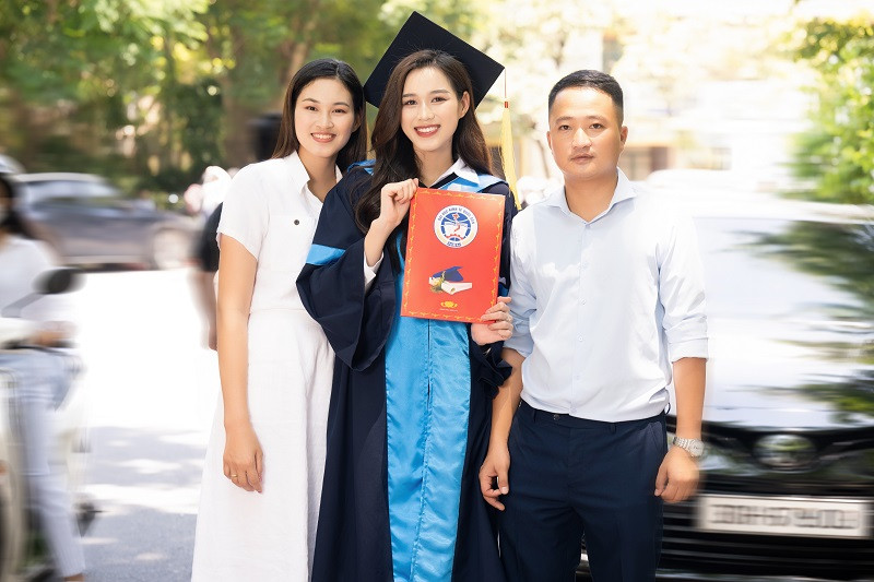 Được biết, Đỗ Thị Hà từng là học sinh lớp chọn A1 của trường THPT Hậu Lộc 3 (Thanh Hoá). Cô cũng nằm trong đội tuyển thi học sinh giỏi môn tiếng Anh cấp tỉnh của trường. Sau đó, cô thi đỗ vào trường Đại học Kinh tế Quốc dân, chuyên ngành Luật Kinh doanh. Lớp của Đỗ Thị Hà thuộc Viện Đào tạo tiên tiến, chất lượng cao &amp; POHE.