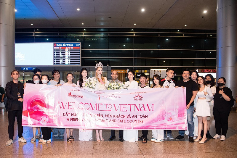 Sau một chuyến bay dài, nàng "búp bê ngoài đời thật" Jasmin vẫn giữ được nụ cười rạng rỡ. Cô vui mừng khi nhận được sự chào đón từ người hâm mộ tại Việt Nam.