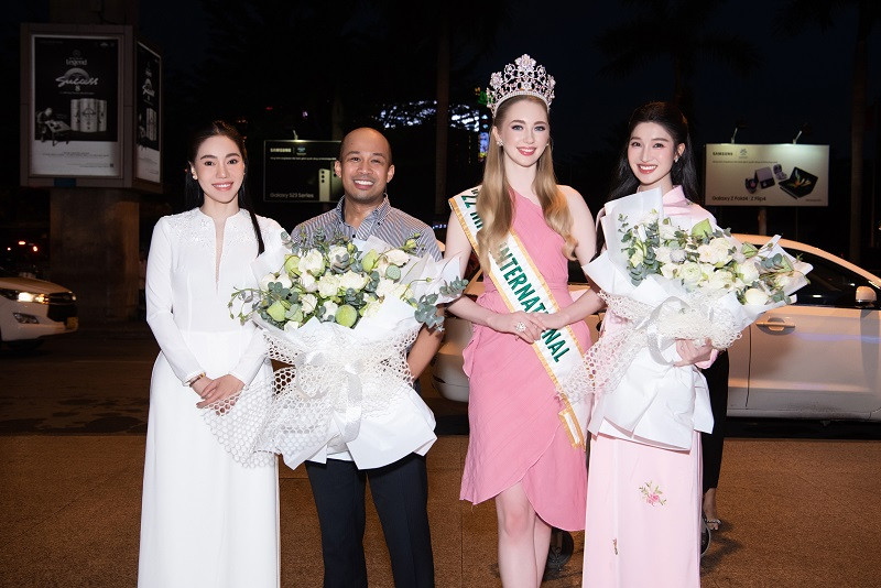 Mới đây, Miss International 2022 Jasmin Selberg cùng Chủ tịch cuộc thi - ông Stephen đã đến Việt Nam trong sự chào đón nồng nhiệt của Giám đốc Phạm Kim Dung và Miss International Vietnam Nguyễn Phương Nhi.