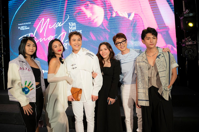 Mưa tháng sáu đánh dấu sự hợp tác của Văn Mai Hương cùng người tri kỷ trong âm nhạc là nhạc sĩ Hứa Kim Tuyền sau thành công của album Hương và loạt sản phẩm ghi dấu ấn tên tuổi của nữ ca sĩ như: Cầu hôn, Đốt, Nghe nói anh sắp kết hôn, Ước mơ của mẹ, Một ngàn nỗi đau… Tham gia diễn xuất cùng Văn Mai Hương, Grey D và Trung Quân trong sản phẩm lần này là người mẫu gốc Hàn Quốc Lim Ji Hyuk.