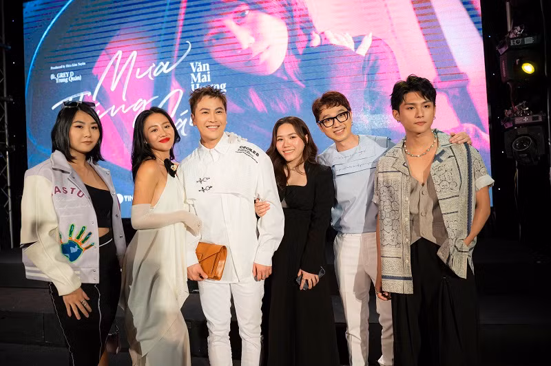 Mưa tháng sáu đánh dấu sự hợp tác của Văn Mai Hương cùng người tri kỷ trong âm nhạc là nhạc sĩ Hứa Kim Tuyền sau thành công của album Hương và loạt sản phẩm ghi dấu ấn tên tuổi của nữ ca sĩ như: Cầu hôn, Đốt, Nghe nói anh sắp kết hôn, Ước mơ của mẹ, Một ngàn nỗi đau… Tham gia diễn xuất cùng Văn Mai Hương, Grey D và Trung Quân trong sản phẩm lần này là người mẫu gốc Hàn Quốc Lim Ji Hyuk.