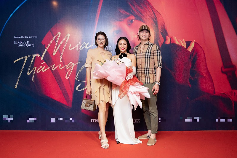 Ông xã Việt kiều cùng người mẫu Trang Trần đến chúc mừng Văn Mai Hương.