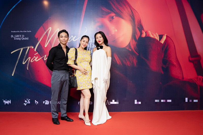 Bà bầu Khánh Thi cùng ông xã đến ủng hộ Văn Mai Hương.