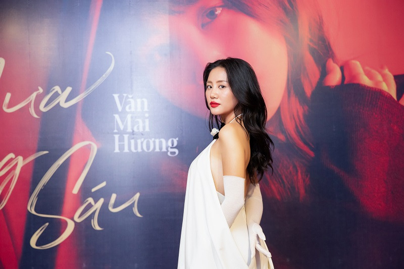 Văn Mai Hương chia sẻ, cô đánh giá cao và tìm được sự đồng cảm trong những sáng tác dựa trên chất liệu có thật của Hứa Kim Tuyền: “Tuyền cũng giống như tôi, đã trải qua rất nhiều những cung bậc trong chuyện tình cảm để rồi gom góp, mang những điều chân thật nhất vào trong âm nhạc”.