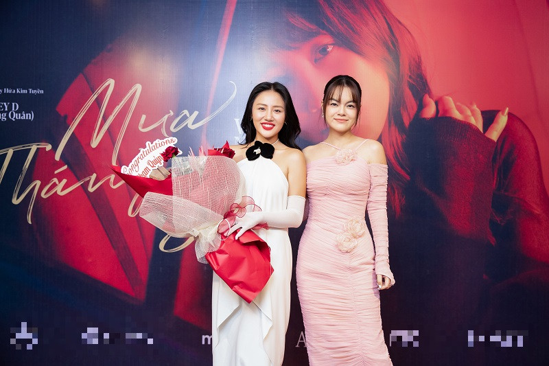 Phạm Quỳnh Anh đến mừng Văn Mai Hương ra mắt sản phẩm âm nhạc mới.