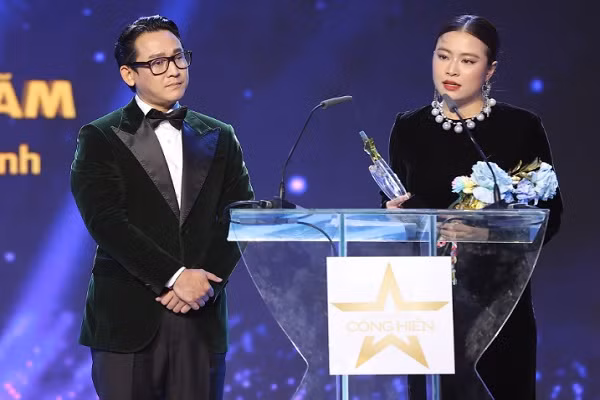 Hoang Thuy Linh boi thu giai thuong Cong hien 2023-Hinh-2