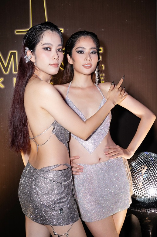 Nam Em - Nam Anh đọ dáng gợi cảm với những trang phục táo bạo.