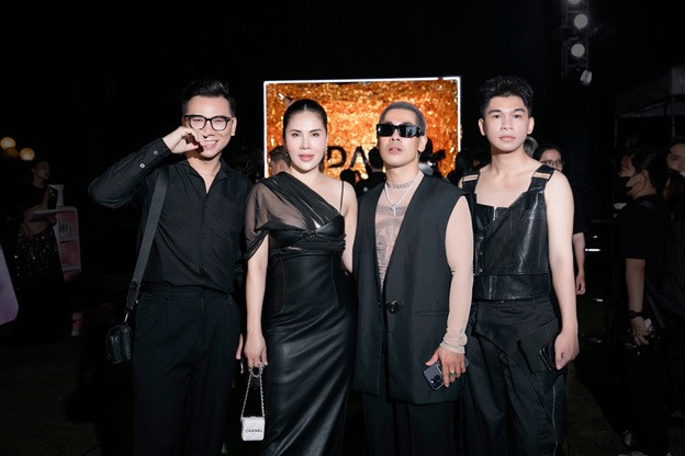 Show thời trang của nữ siêu mẫu nhận được nhiều lời khen của dàn sao và các khách mời đến tham dự.