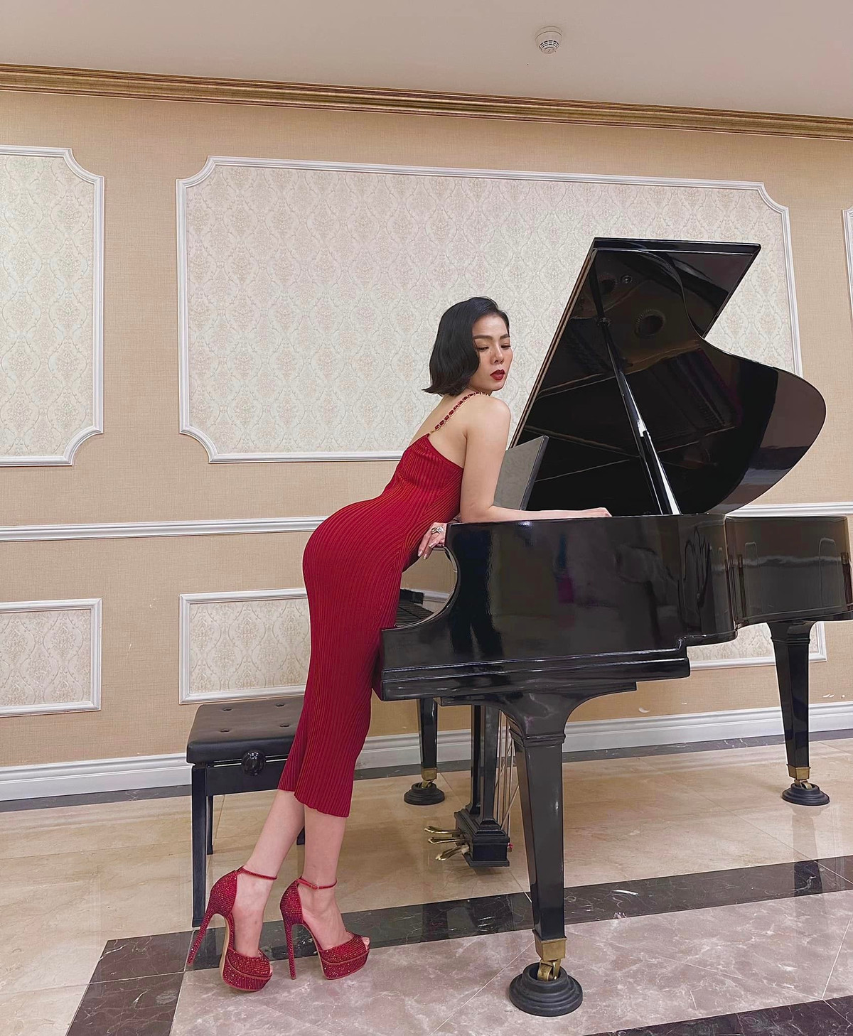 Sở hữu thân hình cân đối, nữ ca sĩ thường chọn trang phục bó sát, cắt xẻ táo bạo để khoe lợi thế hình thể.