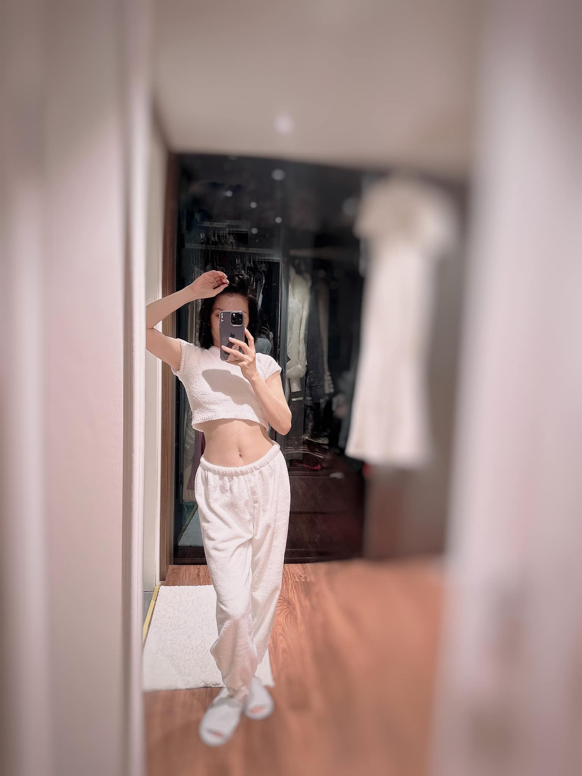 Cận cảnh vóc dáng mảnh mai với vòng eo thon của Lệ Quyên.