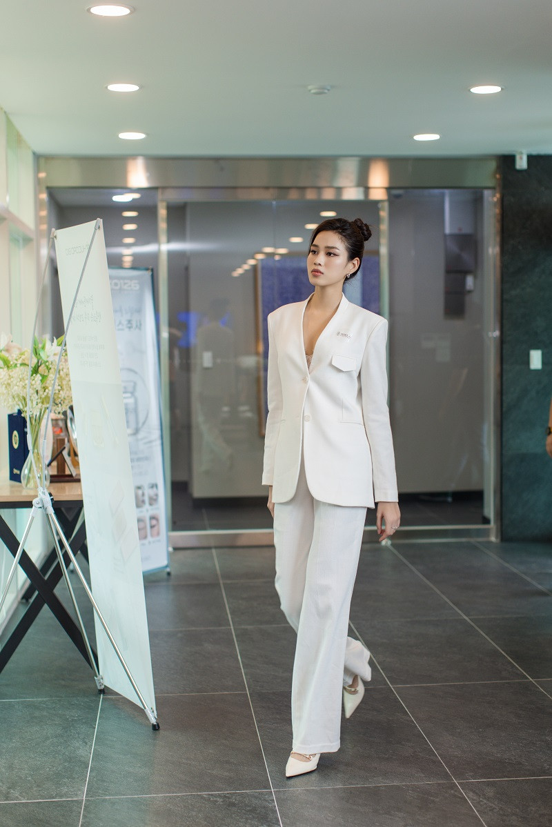 Đỗ Thị Hà đăng quang Hoa hậu Việt Nam 2020. Mới đây, cô đã tốt nghiệp ngành Luật kinh doanh tại trường Đại học Kinh tế Quốc dân.