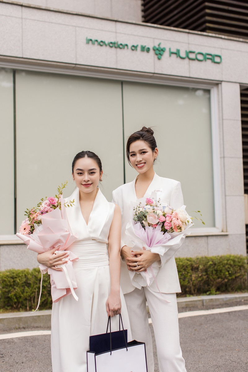 Trong chuyến công tác, Hoa hậu Đỗ Thị Hà và mẫu ảnh Chi Hoàng cùng khám phá công nghệ làm đẹp của Hàn Quốc.