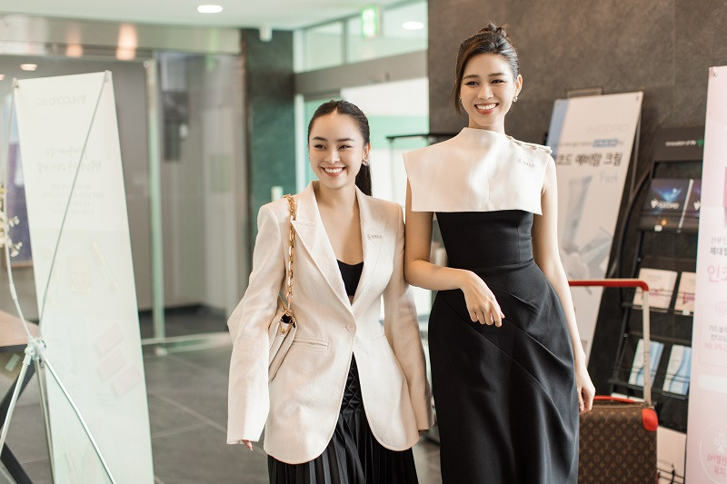 Mới đây, cô được một số báo Thái Lan như Bangkok-Today hay M-Thai ca ngợi là “ngọc nữ lookbook không tuổi” hay “biểu tượng lookbook 9X”.