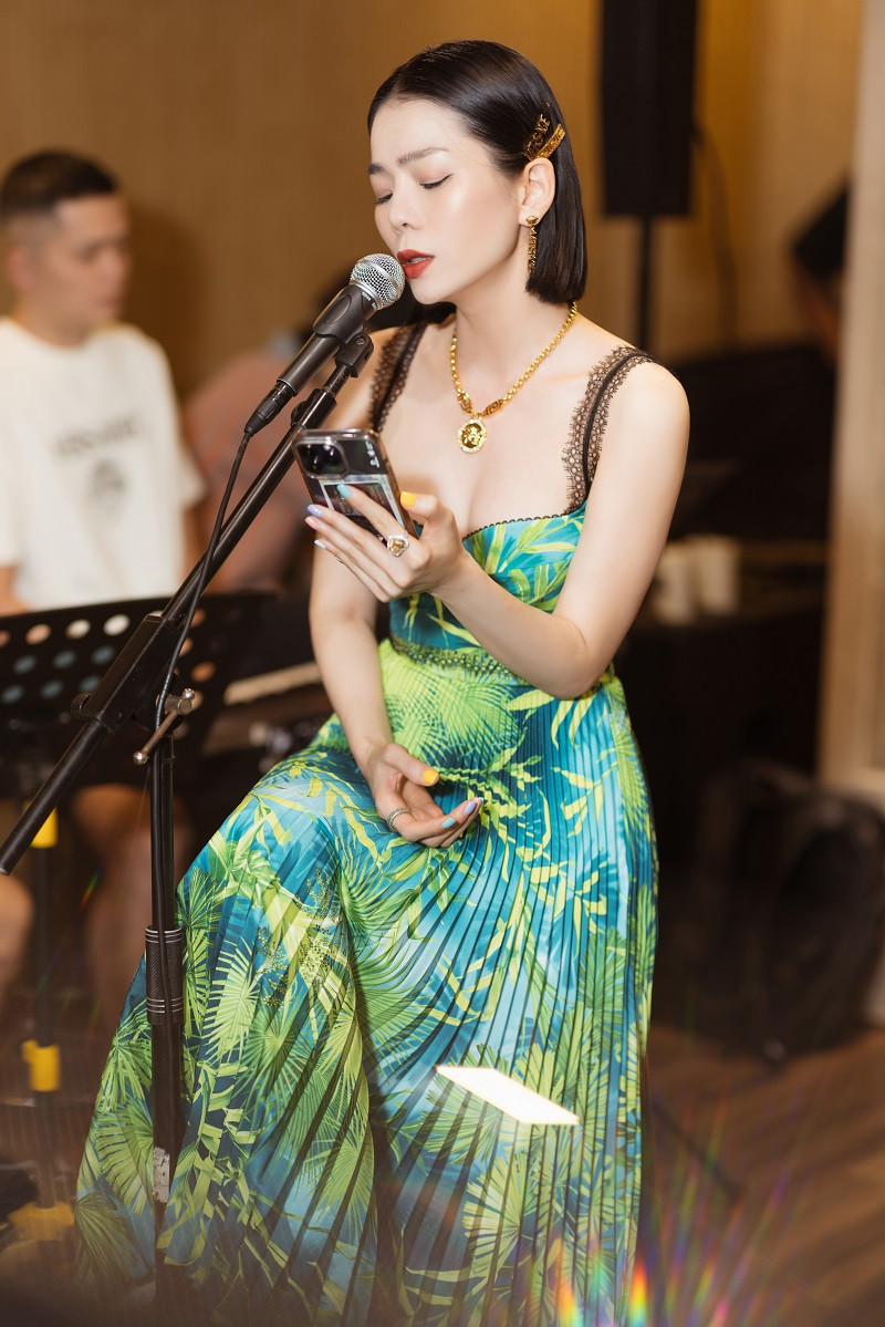 Ở buổi tập, nữ ca sĩ diện chiếc đầm xếp ly dài thanh thoát, khoe khéo vòng 1 gợi cảm. Mái tóc ngắn kẹp gọn gàng giúp Lệ Quyên trẻ như nữ sinh.