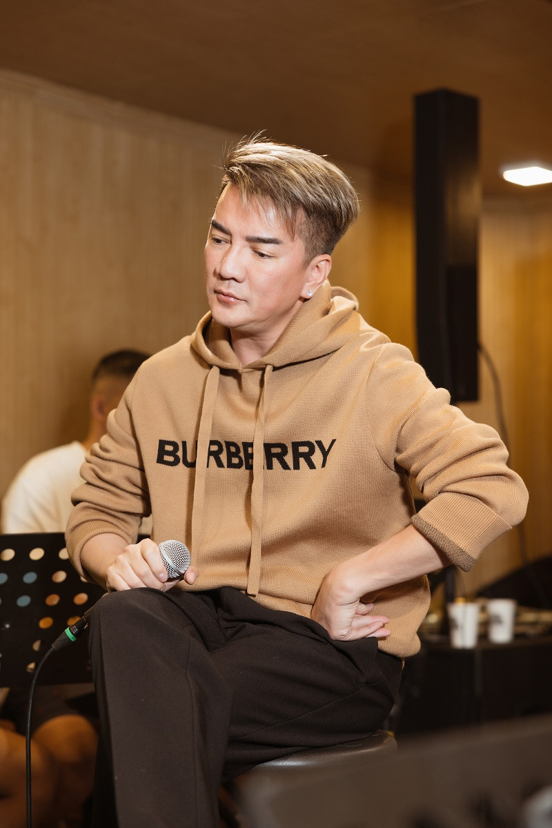 Về sự xuất hiện của mình, Đàm Vĩnh Hưng tiết lộ, anh đã nhờ nhạc sĩ Nguyễn Hoàng Duy mix các ca khúc song ca cùng Lệ Quyên và không ngờ bị nam nhạc sĩ trẻ làm khó, vì 4-5 bài hát được trộn lên theo kiểu tung hê các loại đậu với nhau.