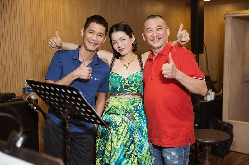 Bản thân Lệ Quyên nhận mình là “thợ liveshow”, các concert cô tự tay biên tập 90% nhưng lần này đạo diễn hình ảnh Thái Huân đã giúp đỡ rất nhiều về kịch bản, gợi ý cho cô những tác phẩm hay. Đạo diễn Thái Huân theo sát suốt buổi tập, đưa ra nhiều góp ý với Lệ Quyên và cả ê kíp.