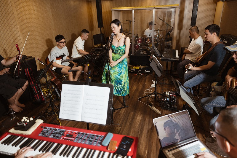 Đạo diễn Thái Huân chia sẻ: “Chương trình do đạo diễn Việt Tú, Trần Vi Mỹ từng làm cho Quyên đều tuyệt vời, chuẩn mực, cái khó nhất làm sao để mình thay đổi, thoát khỏi nó. Quyên lại là người nhiệt tình nhất với sự thay đổi, làm mới trong những tác phẩm cũ. Trước đây mọi người thấy Lệ Quyên rất đằm thắm sang trọng thì kỳ này sẽ mềm mại, nhẹ nhàng, lãng mạn hơn theo chất Broadway, phù hợp cho ngày 8/3”.