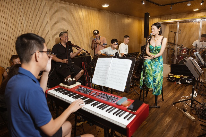 Theo tiết lộ của Lệ Quyên, cô chỉ muốn khán giả xem tối đa 2,5 tiếng, với khoảng 20-22 ca khúc, thời gian không cần quá dài nhưng quan trọng là khán giả nhớ đến những mảng miếng, cảm xúc mà đêm nhạc mang lại. Lệ Quyên quan niệm, để có một đêm nhạc hay, từ ca sĩ chính, khách mời đến mỗi thành viên ban nhạc đều phải là ngôi sao, chứ không chỉ là hoàn thành nhiệm vụ của mình.