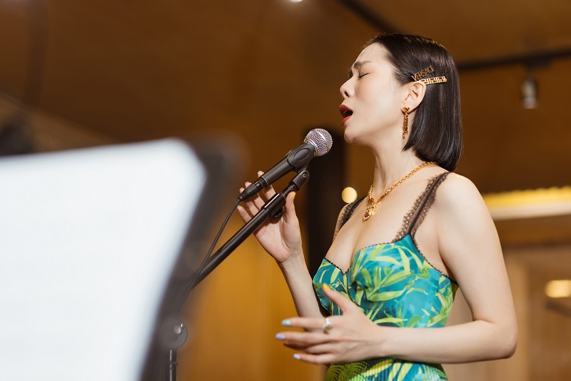 Khác với những phút giải lao nhí nhảnh, vui tươi, trong lúc tập luyện, nữ ca sĩ gốc Hà Nội đầy nghiêm túc. Lệ Quyên chia sẻ, Hoài Sa rất hiền nhưng khi tập chương trình thì như... dì ghẻ, sai một nốt là mắng, bắt người hát phải tư duy chứ không như một cái máy, tính kỷ luật cao, chưa ai dám mắng ca sĩ như anh.